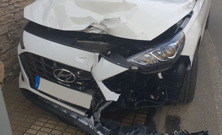 Una salida de vía y colisión contra una farola se salda con importantes daños en un vehículo