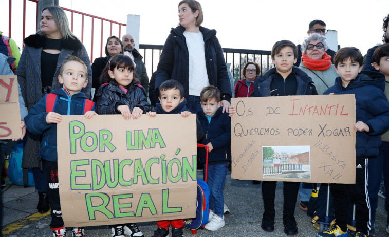 Protesta en el colegio de Carril: 