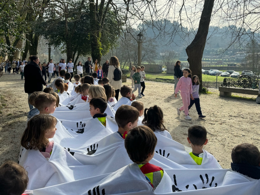 Los alumnos del CRA de Caldas recorren las calles de la villa por el Día escolar de la Paz