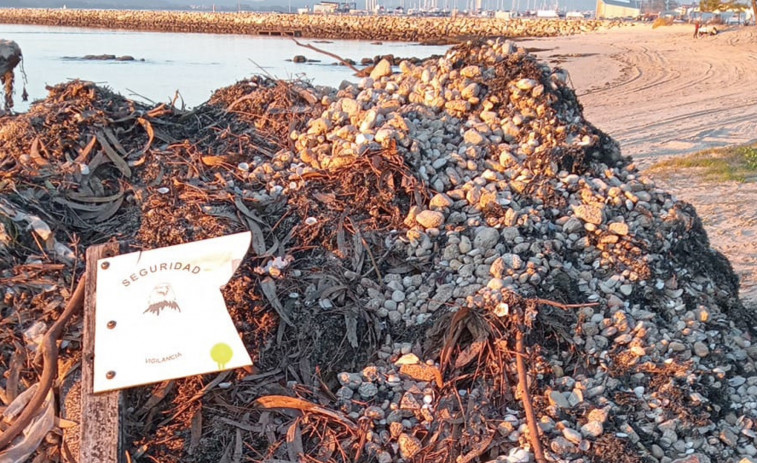 El BNG cuestiona el método de limpieza de las playas en Vilanova: “Seguimos a facelo mal”