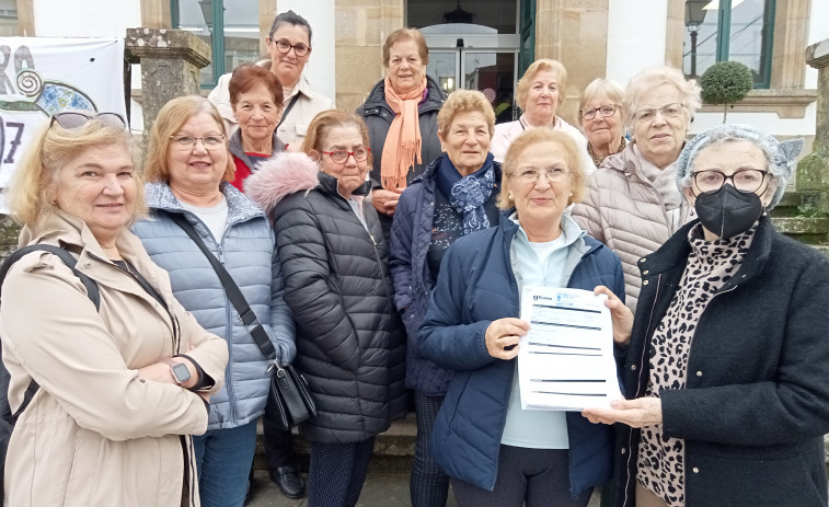 Entregan 550 firmas para demandar que la gimnasia dirigida a personas mayores en Rianxo sea en horario de tarde