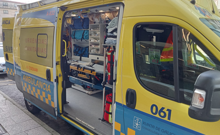 Trasladado en ambulancia al Hospital do Barbanza un ribeirense que sufrió en infarto en un autobús