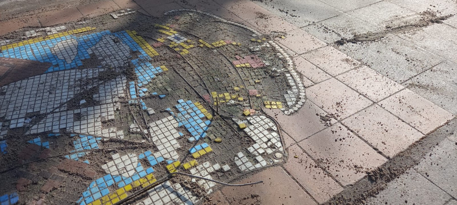 Una grúa destroza un mosaico con el escudo de Vilaxoán