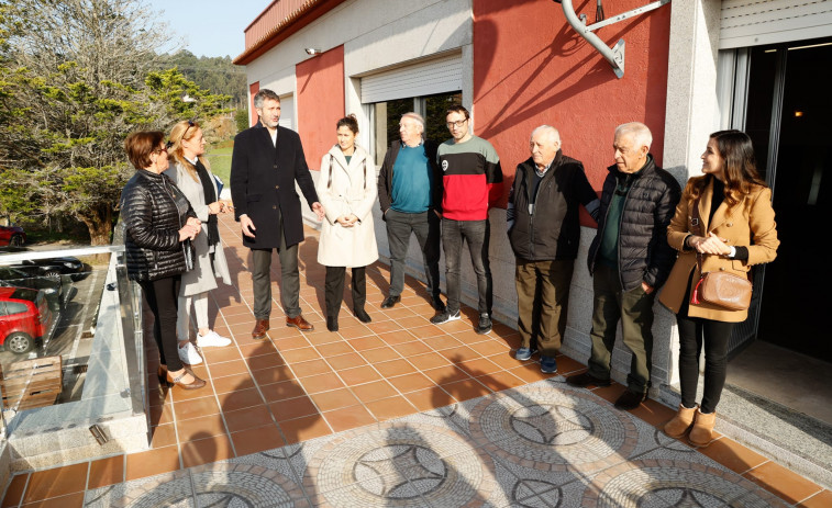 O Sixto estrena terraza impermeabilizada en el centro social y pide el arreglo del lavadero