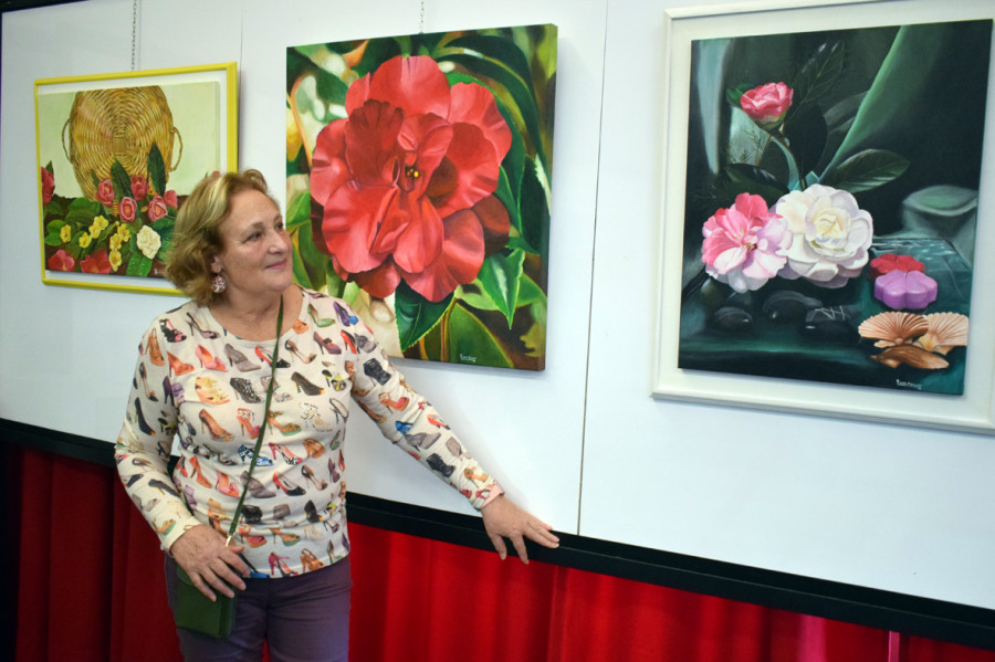 Rosa Crespo fusiona sus dos pasiones, la pintura y las camelias, en una exposición