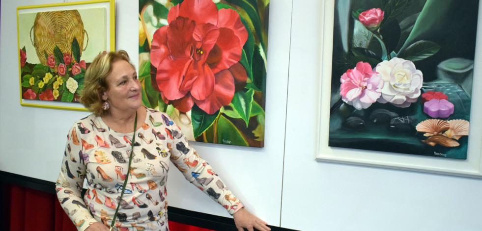 Rosa Crespo fusiona sus dos pasiones, la pintura y las camelias, en una exposición