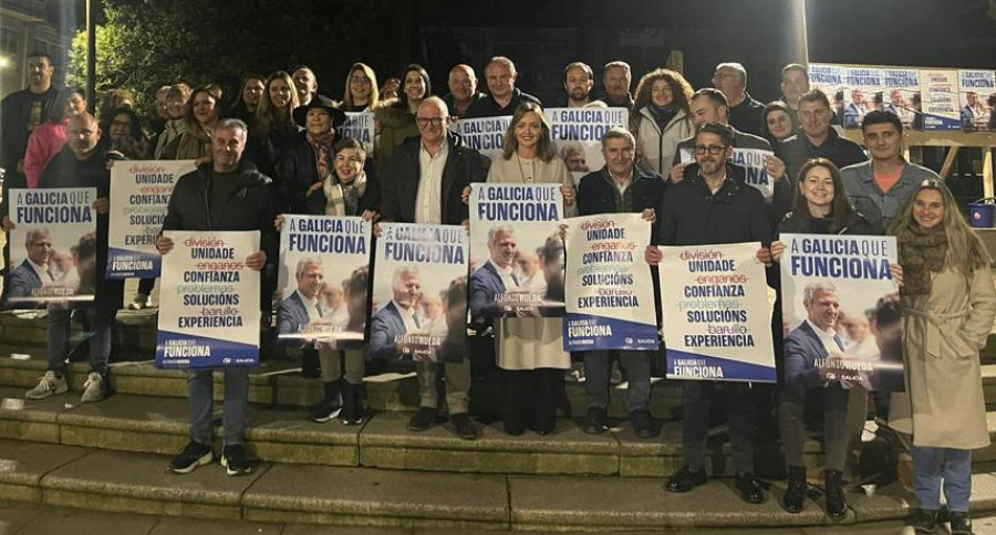 El PP de Ribeira inició la campaña de las Elecciones Gallegas con la tradicional pegada de carteles