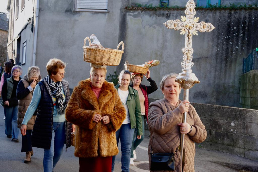 Valga celebra la Candeloria con la histórica Procesión dos Lacóns y cientos de vecinos a su paso