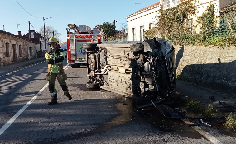 Herida una conductora en un accidente de tráfico en A Pobra con dos vehículos implicados y vuelco de uno de ellos