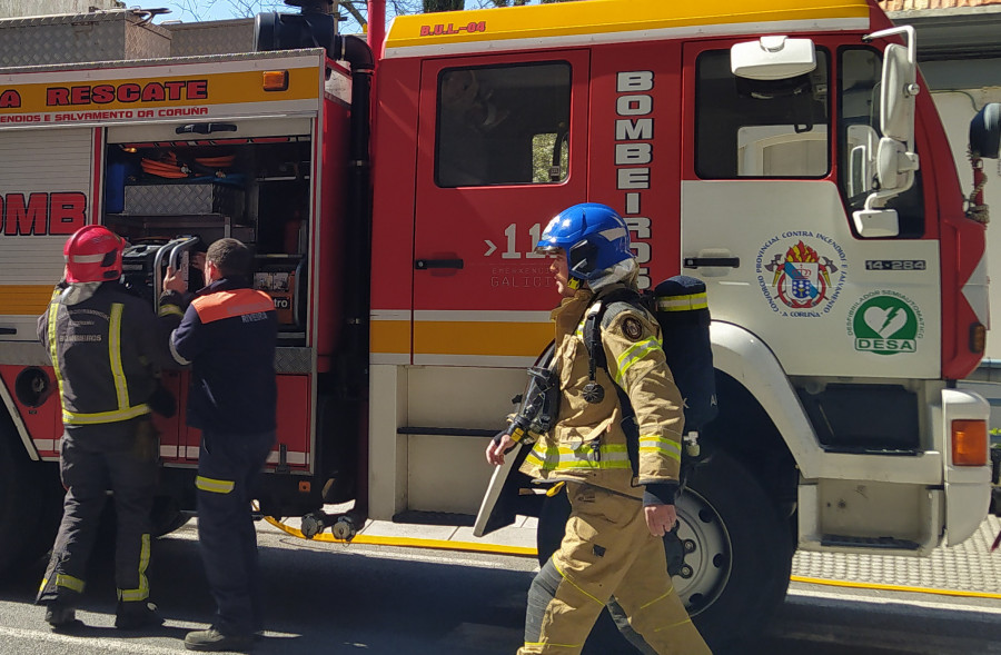 Alertan de un incendio en la cocina de una vivienda de la Rúa de Galicia en Ribeira