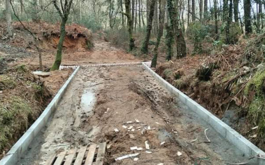 Apatrigal califica de “aberración” contra el paisaje una obra que se ejecuta cerca de Pedra das Cabras, en Ribeira