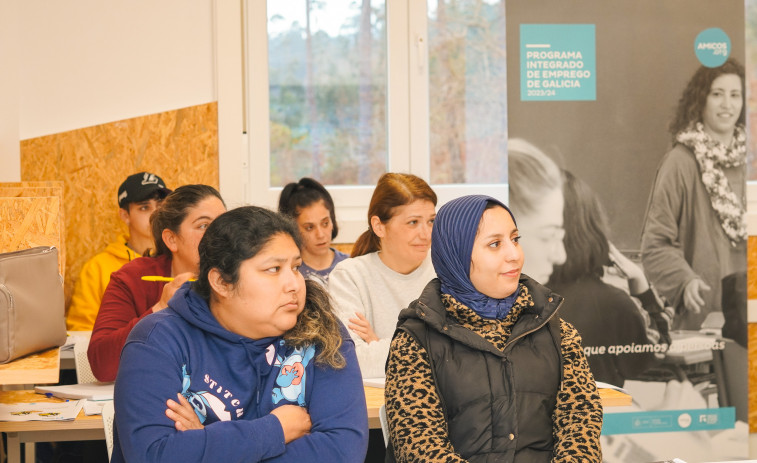 Quince mujeres inician un curso de operadora de carretilla elevadora del IV Programa Integrado de Empleo de Amicos