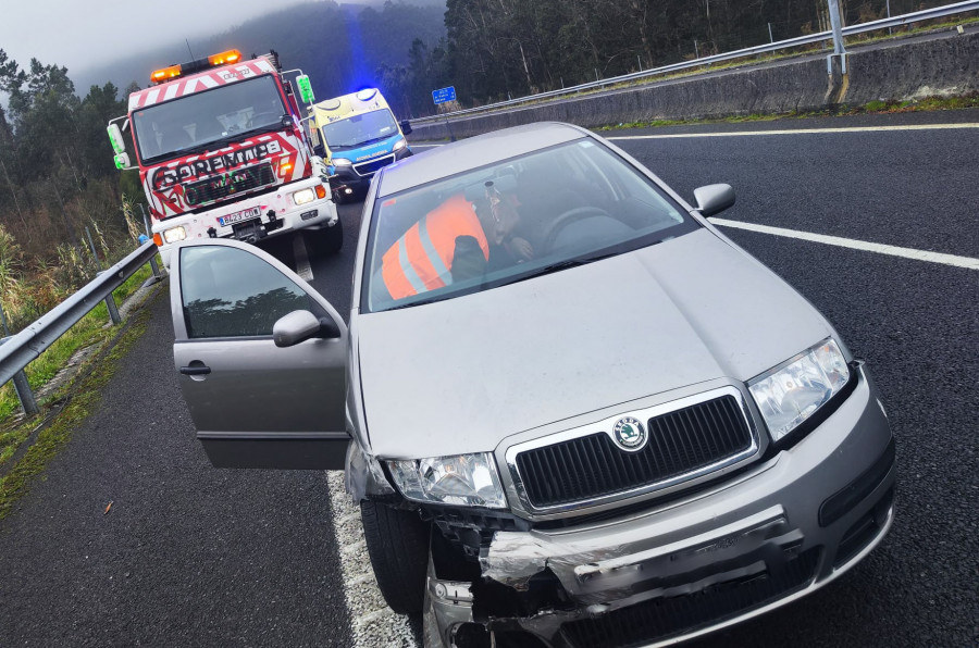 Rescatado un octogenario del interior de un coche implicado en un accidente en la Autovía do Barbanza, en Boiro