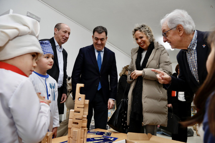 Una delegación del gobierno de Canarias conoce el modelo educativo del CRA de Valga