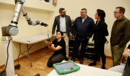 O Salnés ya emplea “cobots” y forma a su primera promoción de expertos en su manejo