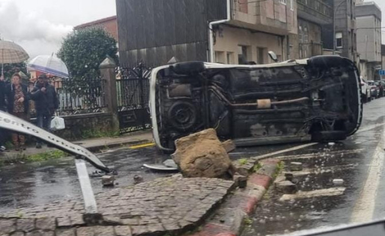 Aparatoso accidente con una furgoneta volcada en la rotonda de Pontecesures