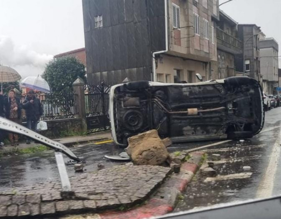 Aparatoso accidente con una furgoneta volcada en la rotonda de Pontecesures