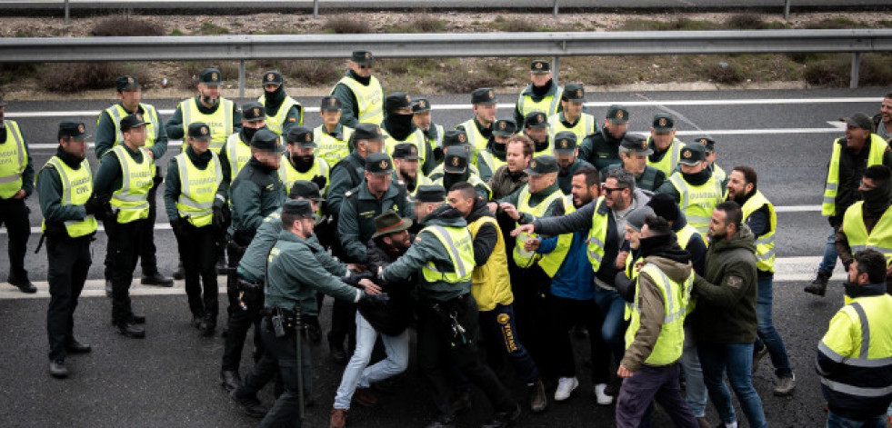 Los agricultores colapsan el tráfico en su cuarto día de protesta y llaman a tomar Madrid