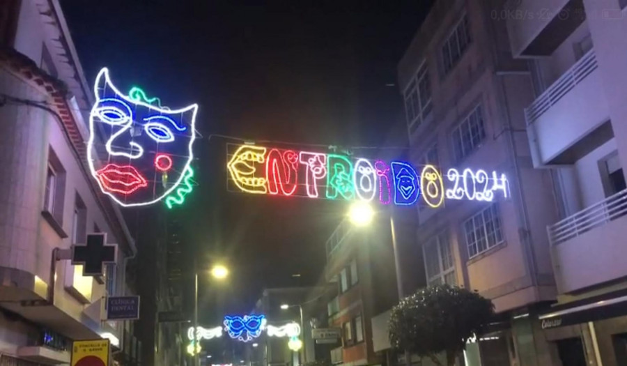 O Grove llena su Entroido de luz en las calles y se prepara para el gran Festival de Comparsas