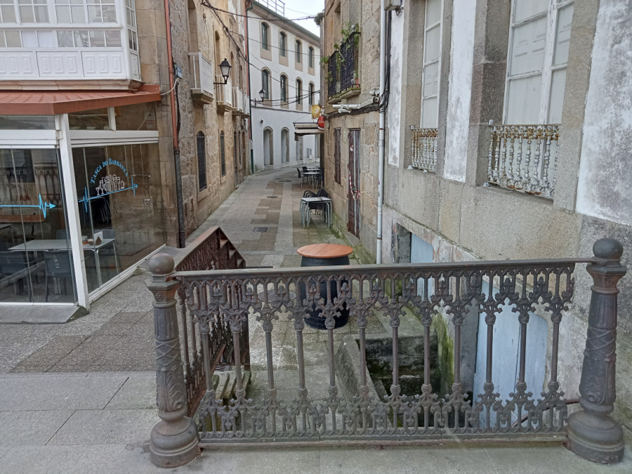 Sale a contratación la pavimentación y renovación de servicios en la Rúa Portugal de Ribeira por 47.666 euros