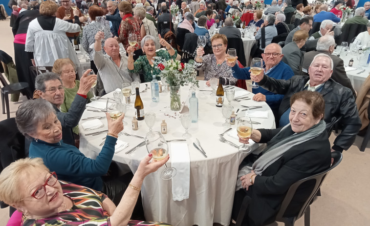 Más de 460 mayores disfrutan de su comida de confraternidad en Boiro ambientada en el Día de los Enamorados