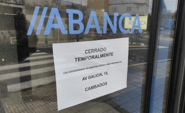 El atracador de Cambados se llevó 60.000 euros de la caja fuerte y el cajero