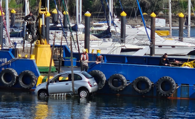 Recuperan el vehículo hundido del joven que falleció al caer al mar en el puerto de Portonovo