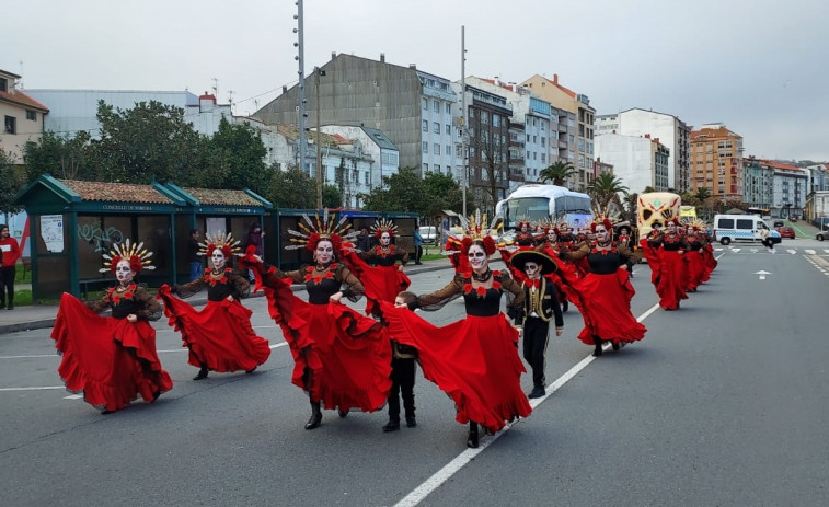 Murgas, coloridos disfraces y lluvia de premios en el Martes de Entroido de Ribeira, Boiro y A Pobra