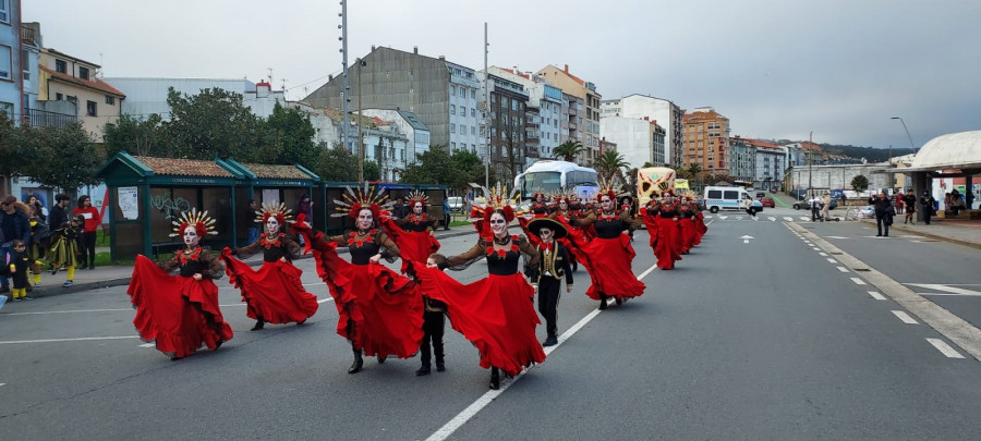 Murgas, coloridos disfraces y lluvia de premios en el Martes de Entroido de Ribeira, Boiro y A Pobra