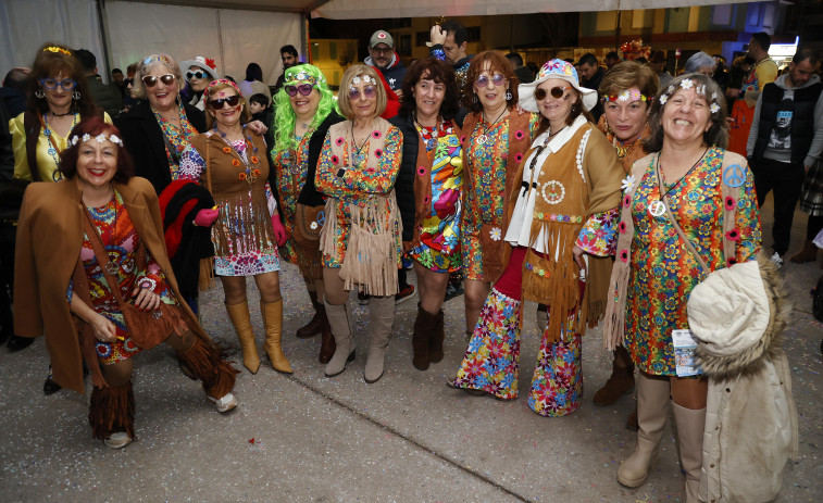 Los hippies tomaron las fiestas de A Illa, que hoy siguen con el entierro del Liborio