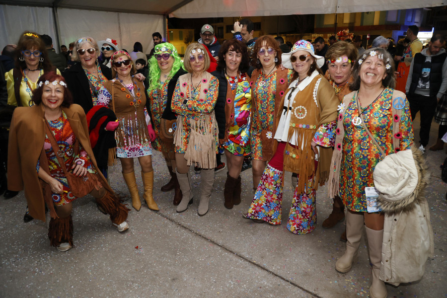 Los hippies tomaron las fiestas de A Illa, que hoy siguen con el entierro del Liborio