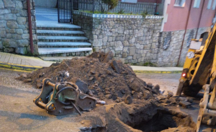 Boquete enorme en Bouza de Arriba por un reventón de tubería