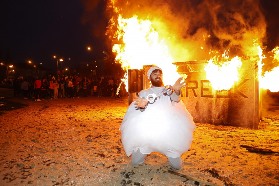 Cambados humaniza a los pellets en su Enterro da Sardiña para parodiar la gestión de la crisis