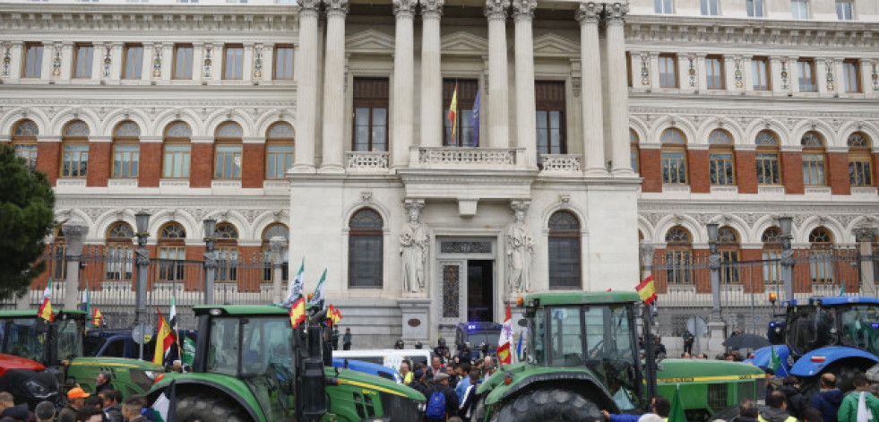 Las asociaciones agrarias mantienen las movilizaciones tras reunirse con el Gobierno