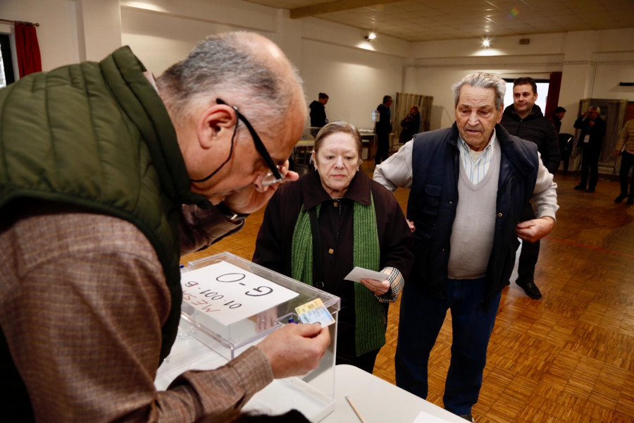 Los candidatos arousanos ejercieron su derecho a voto en Vilagarcía y Cambados