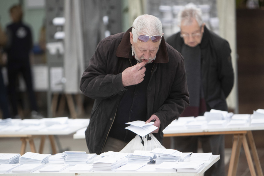 La participación en las elecciones de Galicia roza el 17 % al mediodía