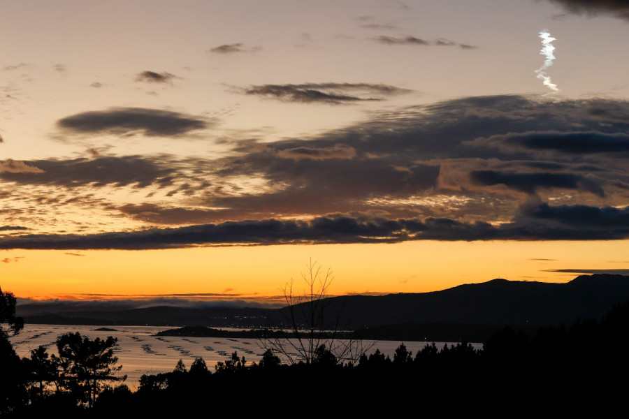 El rastro de un meteoro, visible sobre la Ría de Arousa