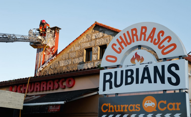 Arde la chimenea del Churrasco de Rubiáns