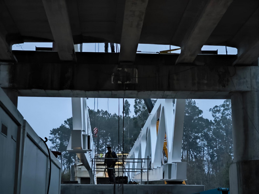 Concluye con éxito el izado de las dos grandes estructuras del puente de Pontearnelas