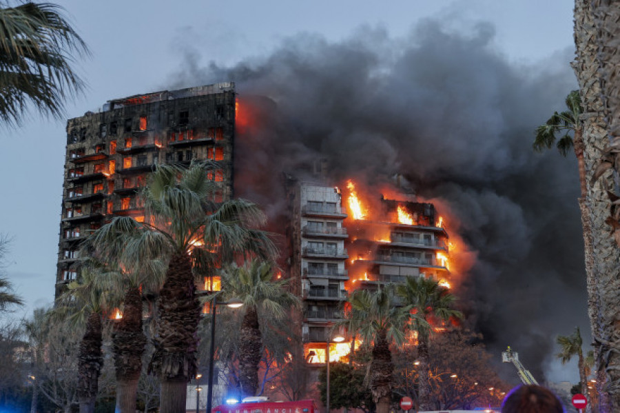 Las últimas cifras del incendio en Valencia: cuatro fallecidos, 14 desaparecidos y 15 heridos