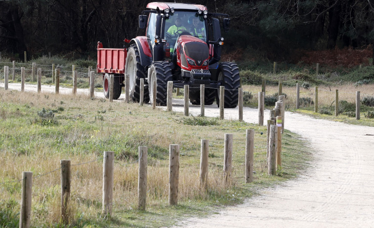 La Diputación destina 284.600 euros a 18 contrataciones en A Illa y Meis y para viales en Vilanova