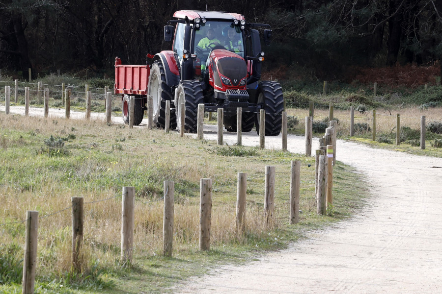 La Diputación destina 284.600 euros a 18 contrataciones en A Illa y Meis y para viales en Vilanova