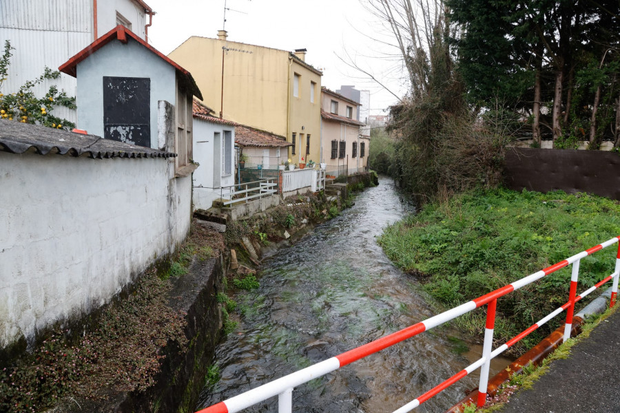A Laxe clama contra el estado del río