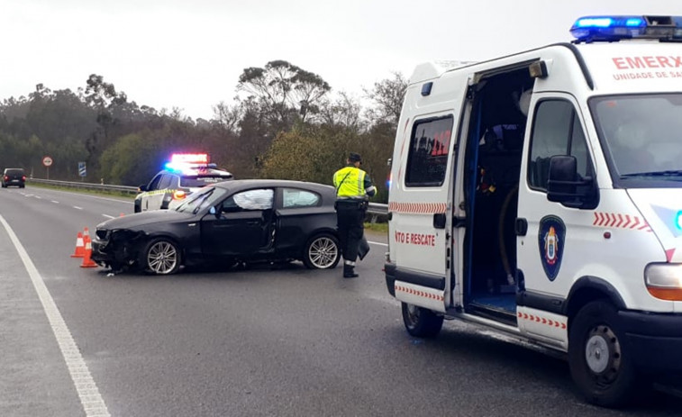 Abandonan el coche y huyen a la carrera tras sufrir un accidente de tráfico en Vilanova