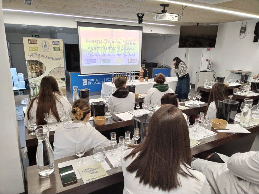 Aguardiantes y Licores de Galicia imparte una formación a futuros profesionales de la restauración