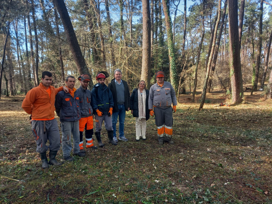 La brigada de Bata acondiciona el Monte Central de A Toxa y prepara la plantación de 200 castaños