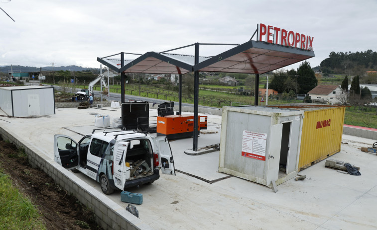 La gasolinera de Vilanoviña regulariza su situación y retoma su obra más de un año después