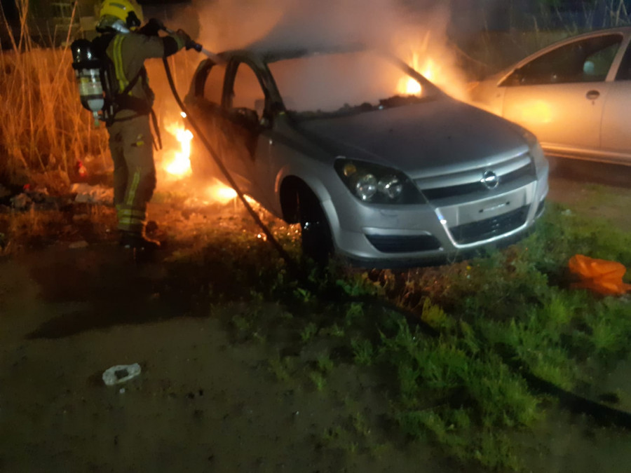Arde de madrugada un coche en Rosalía de Castro