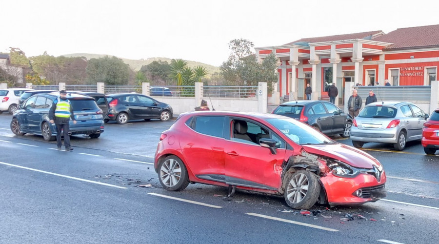 Trasladado a un hospital de Santiago un herido en un accidente delante del tanatorio de Rianxo