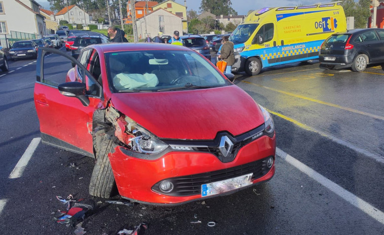 Registrados en Rianxo un accidente delante del tanatorio con un herido y otro de carácter doble en la AG-11 sin víctimas